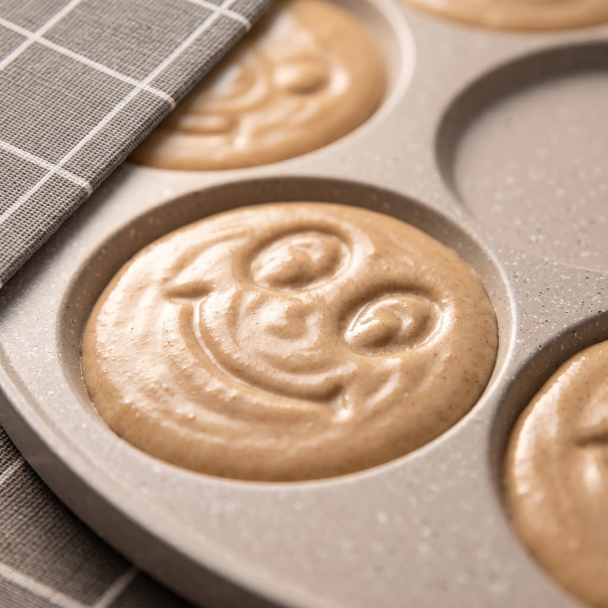 7-Hole Smiley Pancake Pan – Non-Stick Breakfast Egg & Pancake Maker 27cm