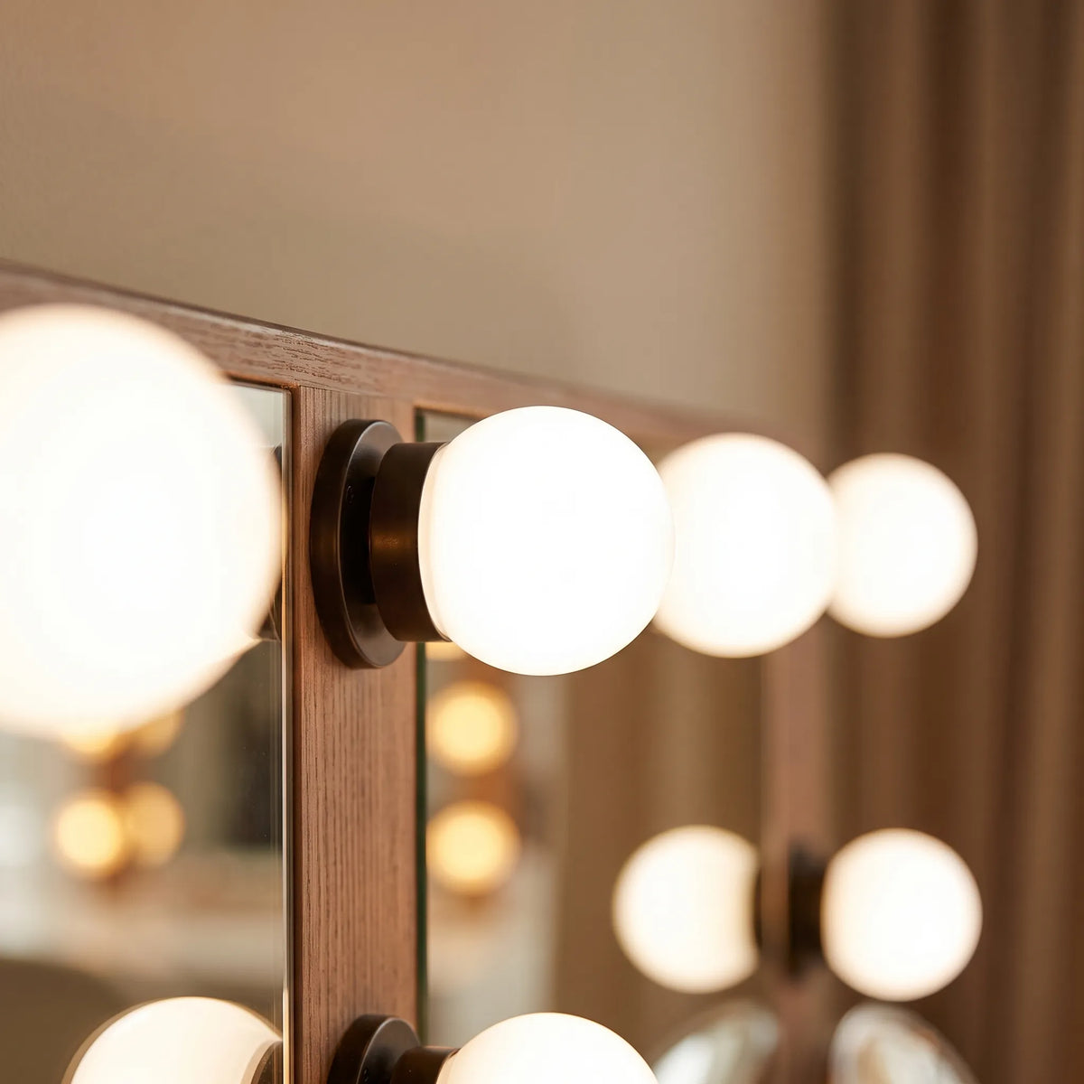 USB LED Vanity Mirror Lights – 10 Bulbs, 3 Colour Modes
