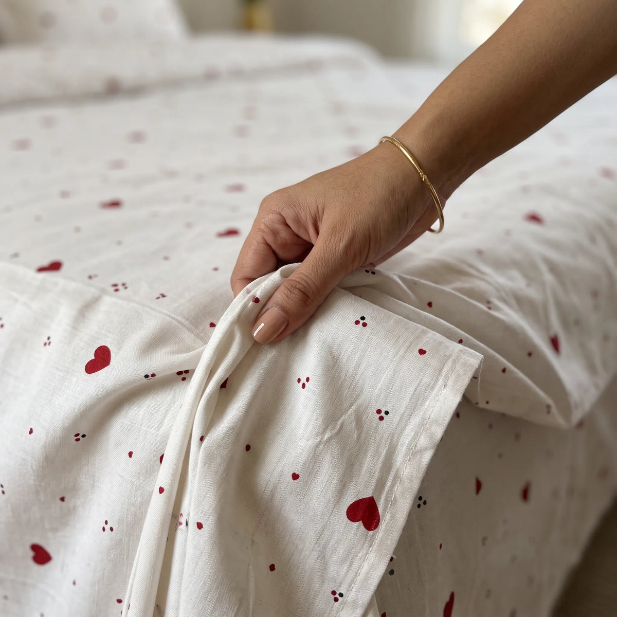 3 Pcs Ivory & Ruby Tiny Heart Bedding Set